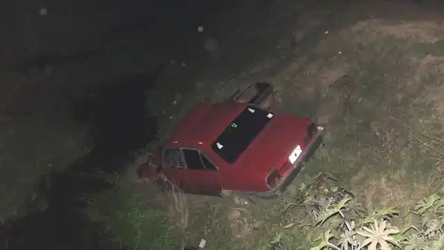 Trasladaba a su padre muerto, perdió el control y cayó en un arroyo