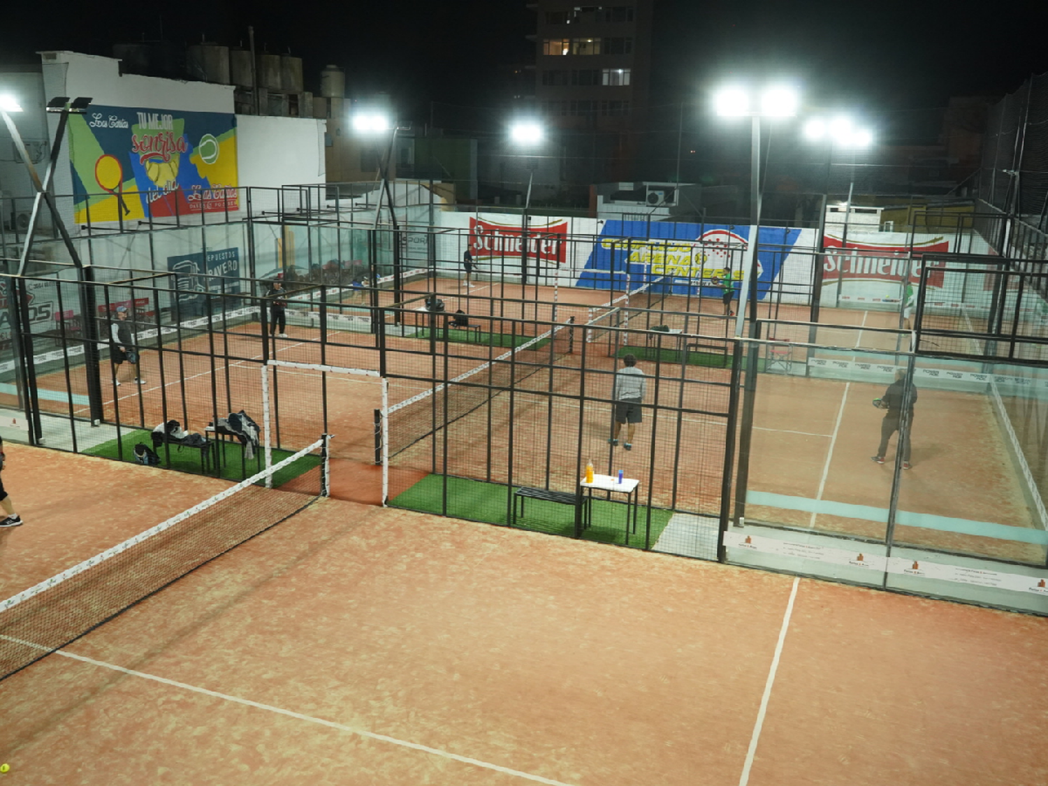 Se juega un torneo de pádel en Arena Center