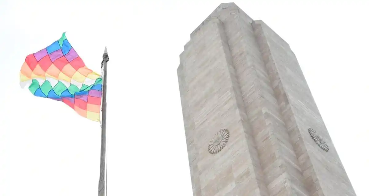 Evo Morales le agradeció a Rosario por izar la whipala en el Monumento