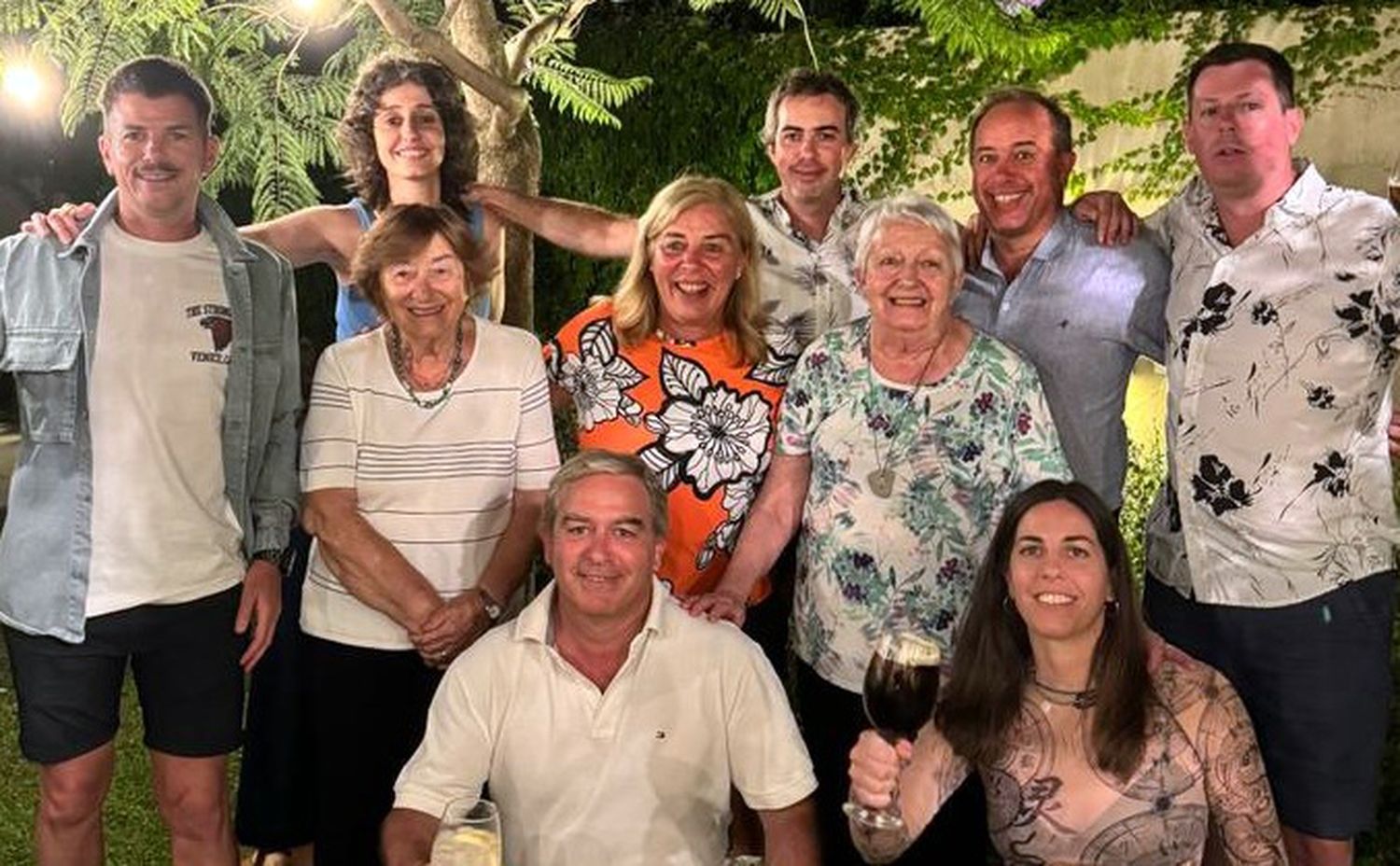 En familia. Patxi con su mamá, su tía Inés, primos y primas