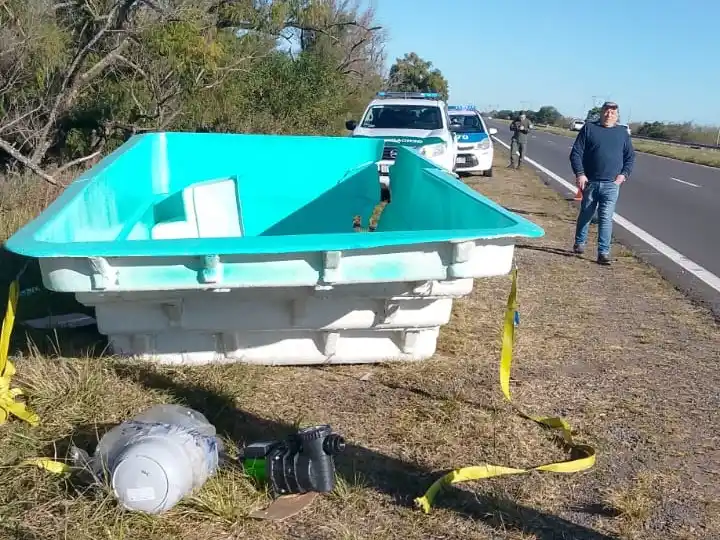 Una pileta cayó de una camioneta y provocó un choque con heridos en Ceibas