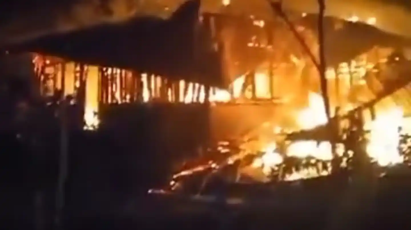Al menos diez personas murieron tras una serie de erupciones del volcán Lewotobi Laki-Laki en la isla de Flores, Indonesia.