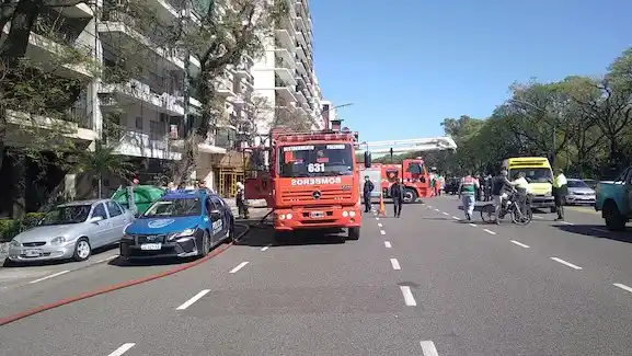 Incendio en un edificio en Palermo: una bebé de un año y dos mujeres afectadas por inhalación de humo