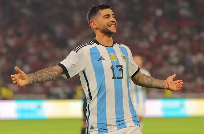 El argentino Cristian Romero encendió las alarmas tras sufrir una lesión en la rodilla.