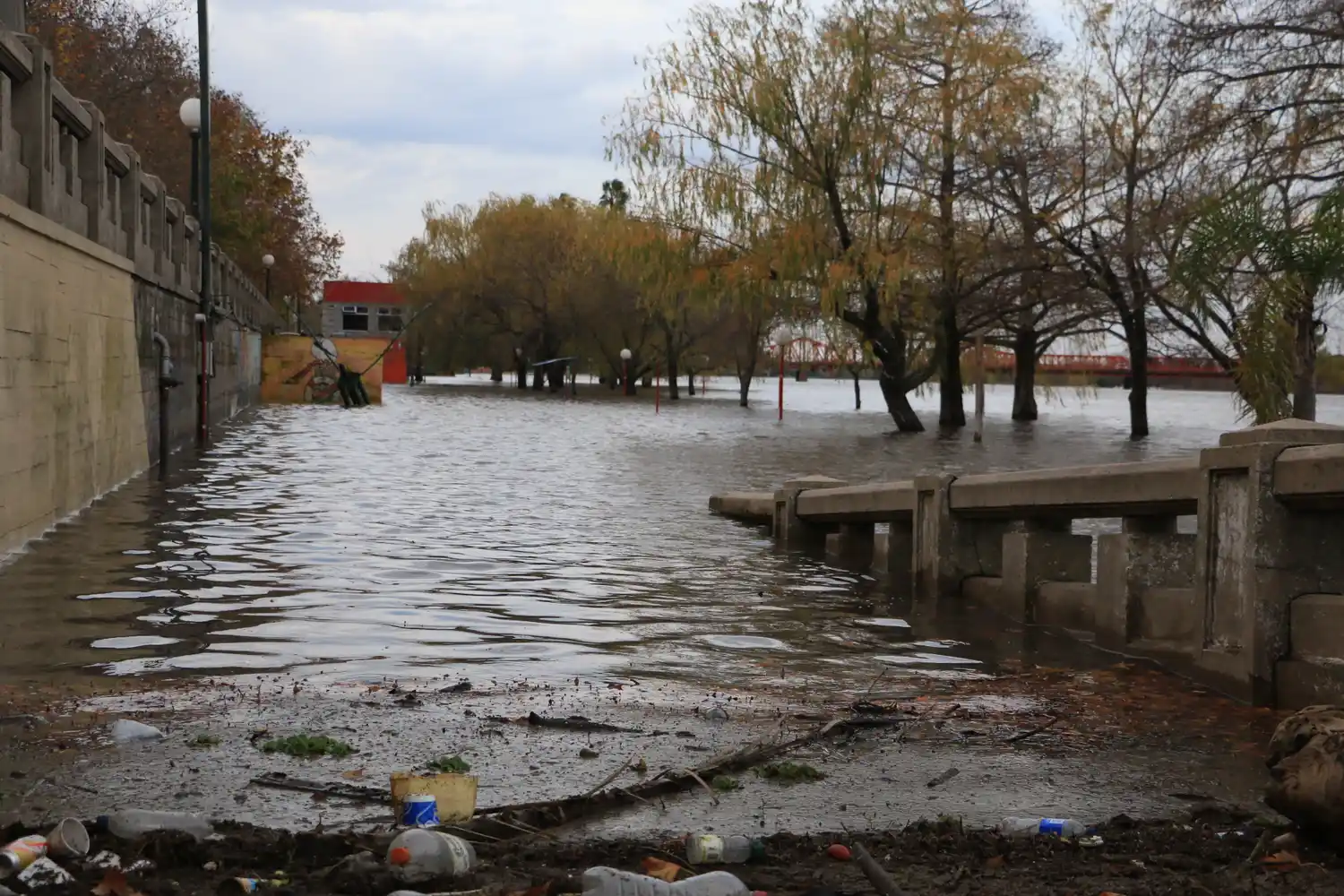 El río se mantiene en los 3.70 metros y apuntan contra la deforestación