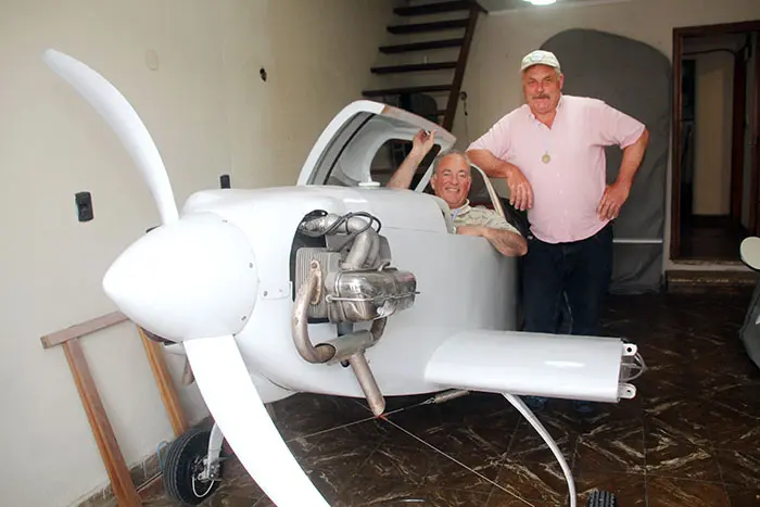 Construyeron desde cero un avión en el garaje de una casa