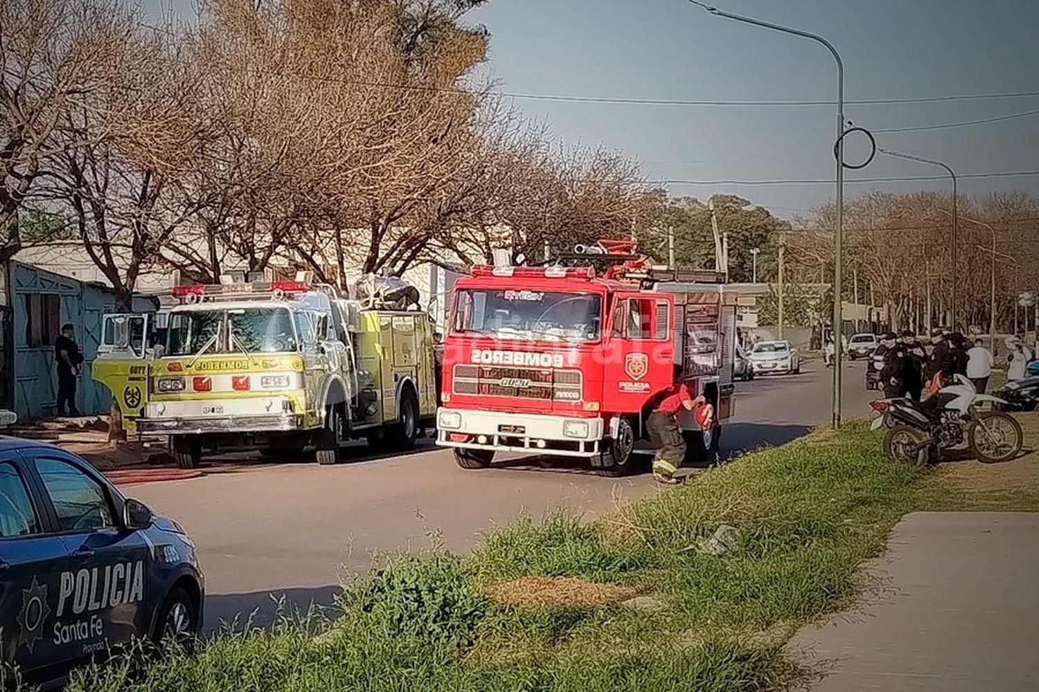 Intenso momento de Bomberos por un incendio en barrio Fátima: tránsito interrumpido