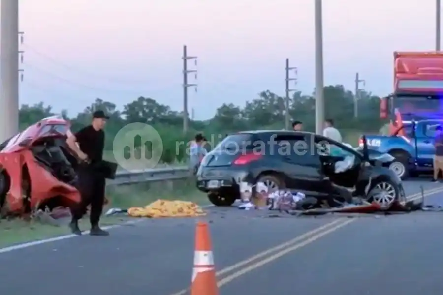 Tragedia en la ruta: un muerto y dos heridos en un choque frontal en el Gran Rosario
