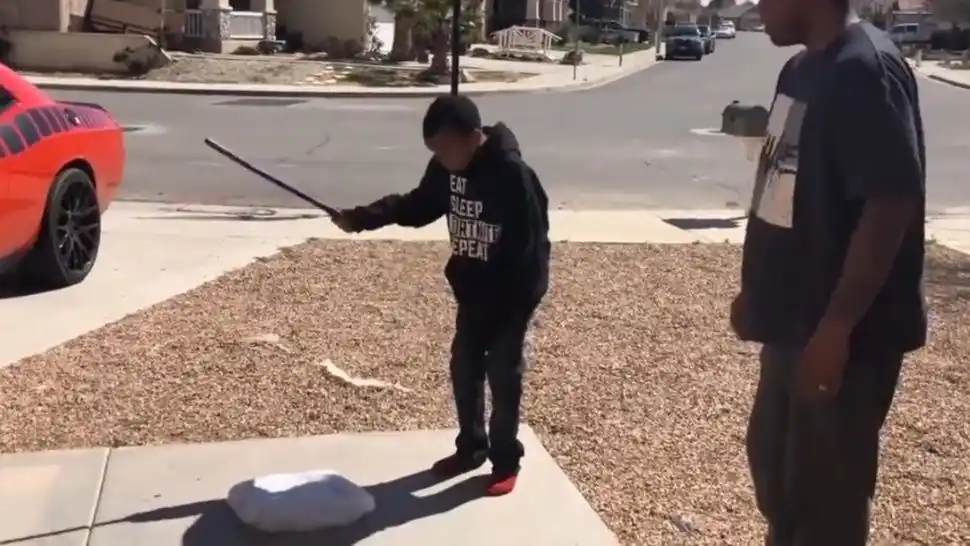 Por sacarse malas notas, un padre obligó a su hijo a destruir su Playstation 4