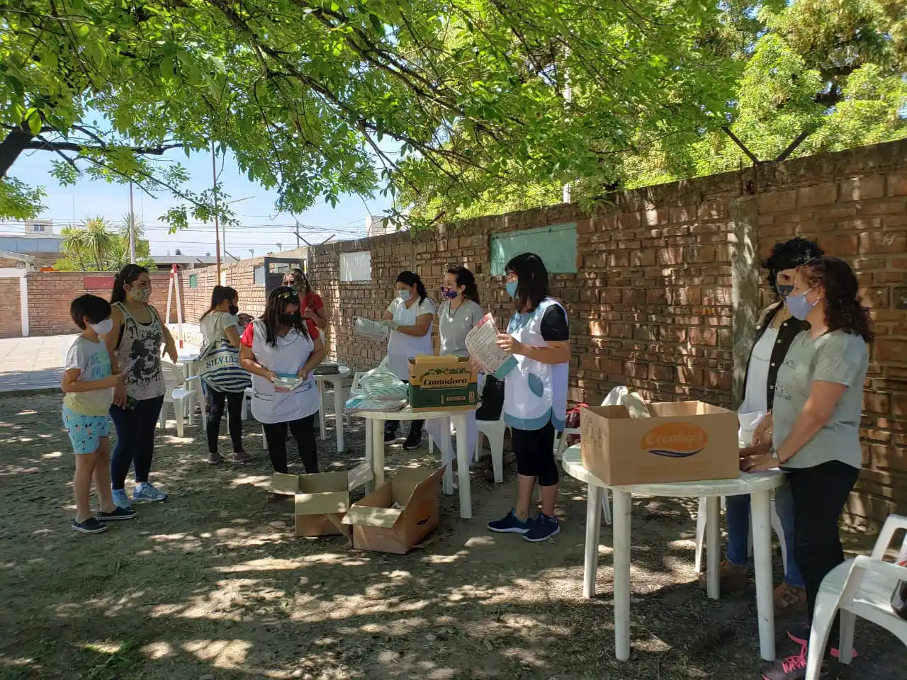 Música y buena onda en la entrega de mercaderías en la escuela 7