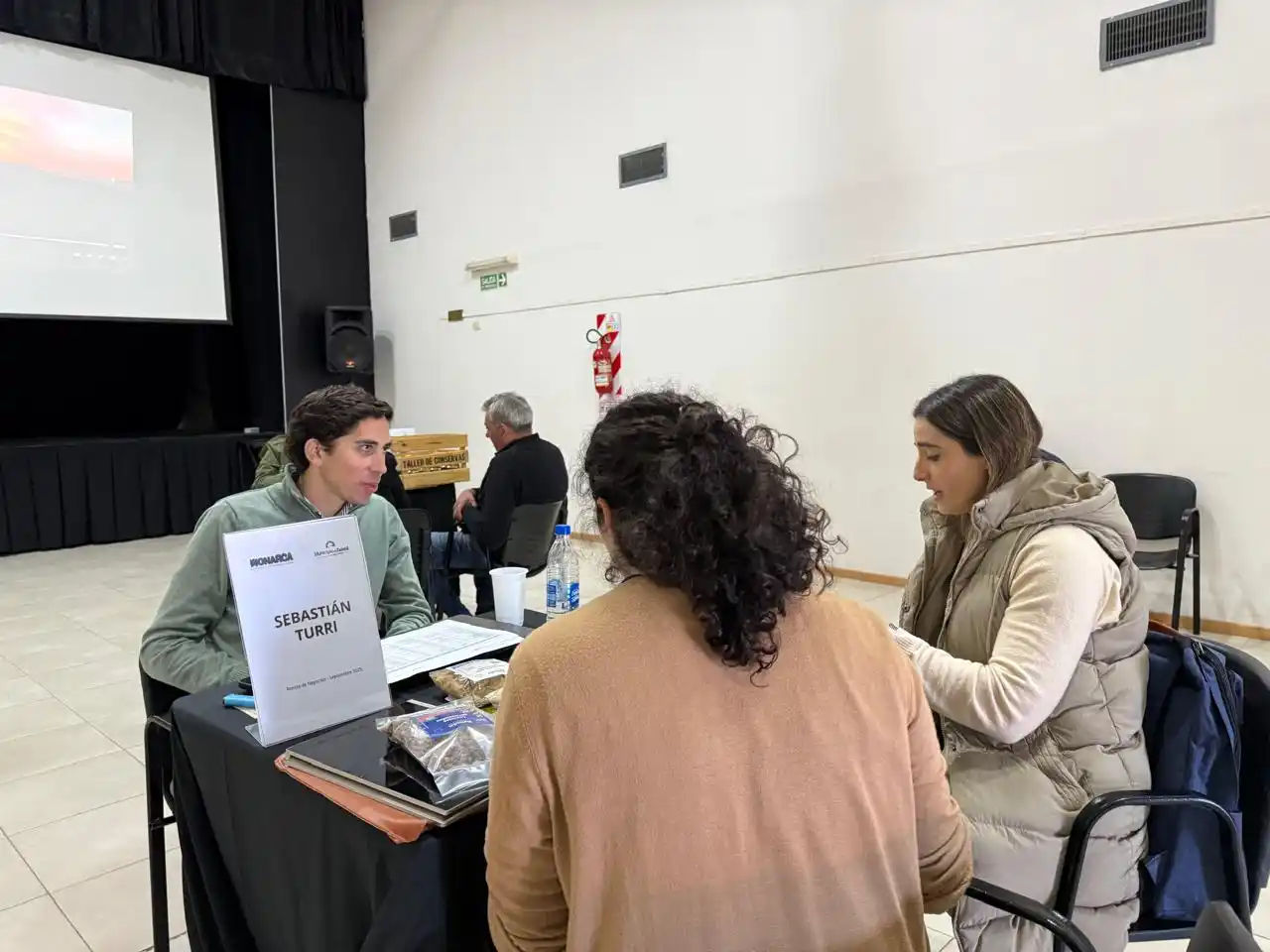 Los emprendedores ofrecieron sus productos a los representantes de Monarca.