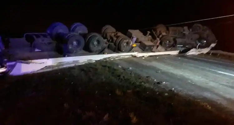 Ruta 9: Volcó un camión y quedó cruzado sobre la calzada