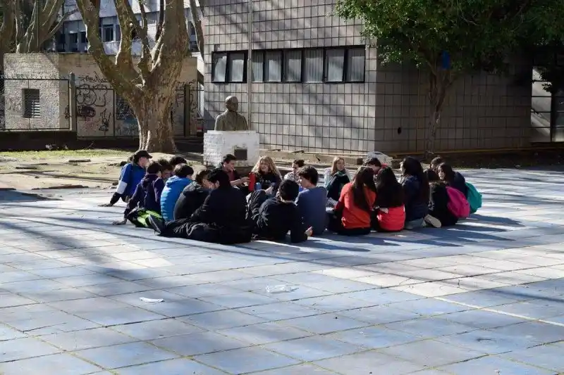 La alumna que se disparó en La Plata continúa en «coma profundo muy grave»