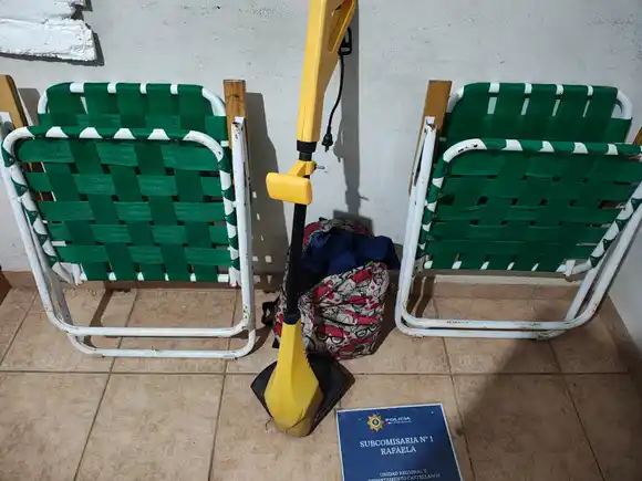 Con las reposeras bajo el brazo…: los interceptó la policía y no supieron qué decir