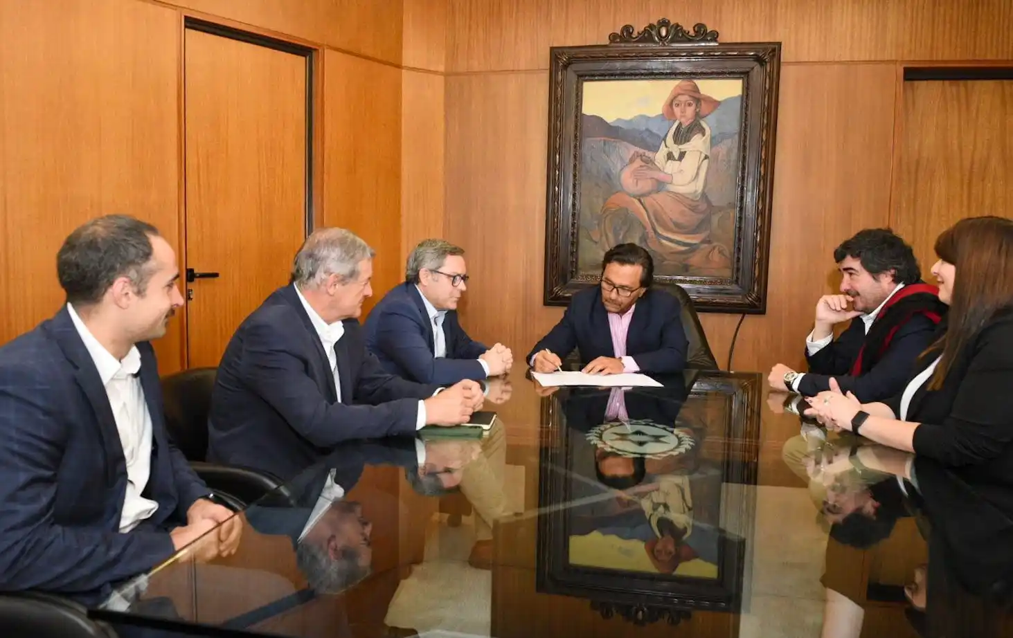 El gobernador Gustavo Sáenz reunido con los empresarios.