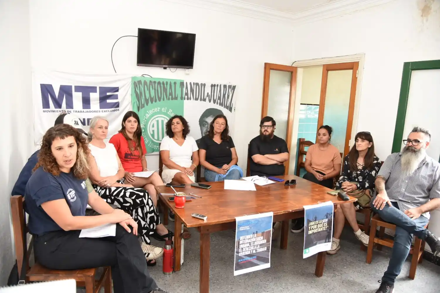 Paula Alonso Torres y Enzo Pochettino (MTE); Érica Lanzini (ATE); Zulema Mango (La Poderosa de Villa Cordobita); la vicedecana de Humanas, Alejandra Ballester; Yanina Venier (Patria Grande); Nicolás Larsen, trabajador de la SISU; la concejal Mailén Pogorzelski; Estela Sinópoli (Suteba), y Juan Manuel Carri (CGT).