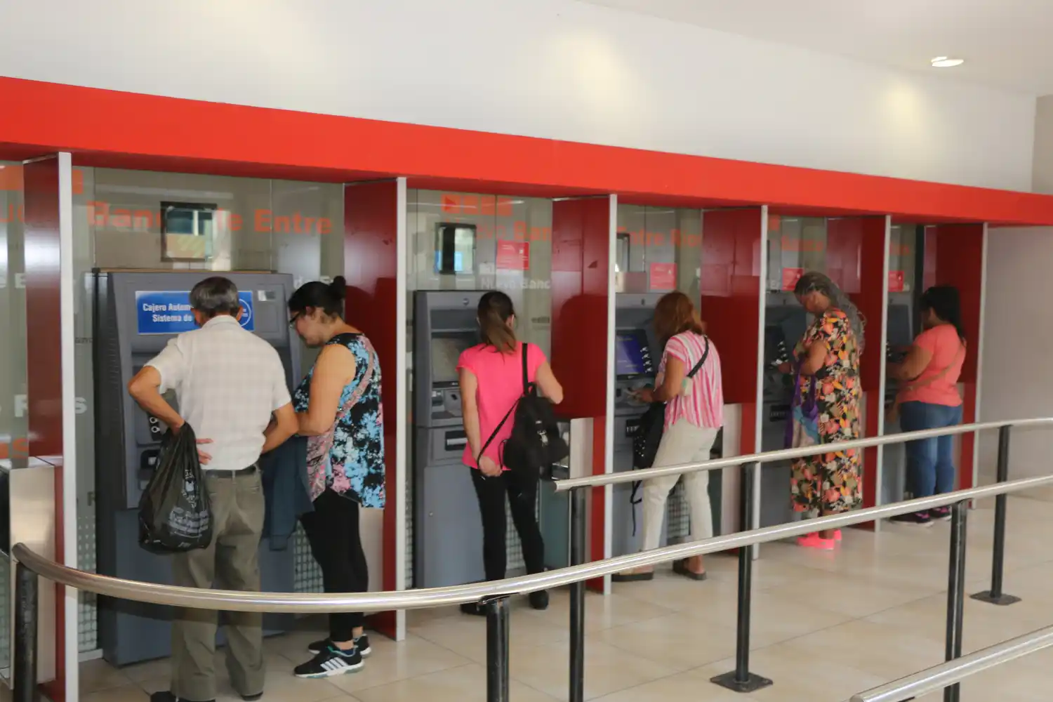 Pensionados y beneficiarios de IFE: Quienes cobran este martes