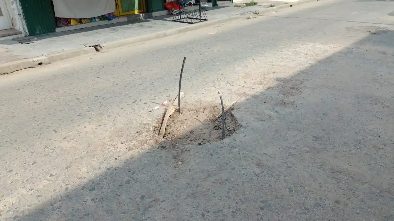 Reportan bache en 25 de Mayo al 700