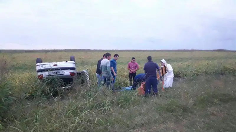 Volcó un auto sobre Ruta 39 y debieron rescatar a su conductor