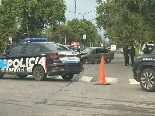 Un ciclista fue atropellado en zona oeste: un auto chocó y derribó una columna de alumbrado