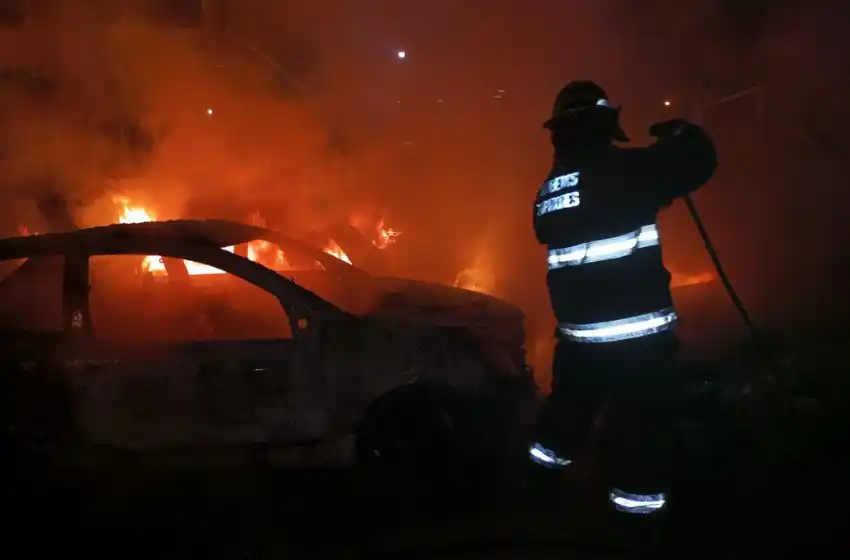 Incendiaron cuatro vehículos estacionados frente a una comisaría de zona oeste