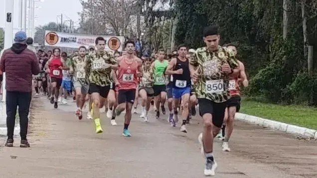Ayelén Saucedo y Walter Moreyra ganaron la Carrera atlética de Amigos