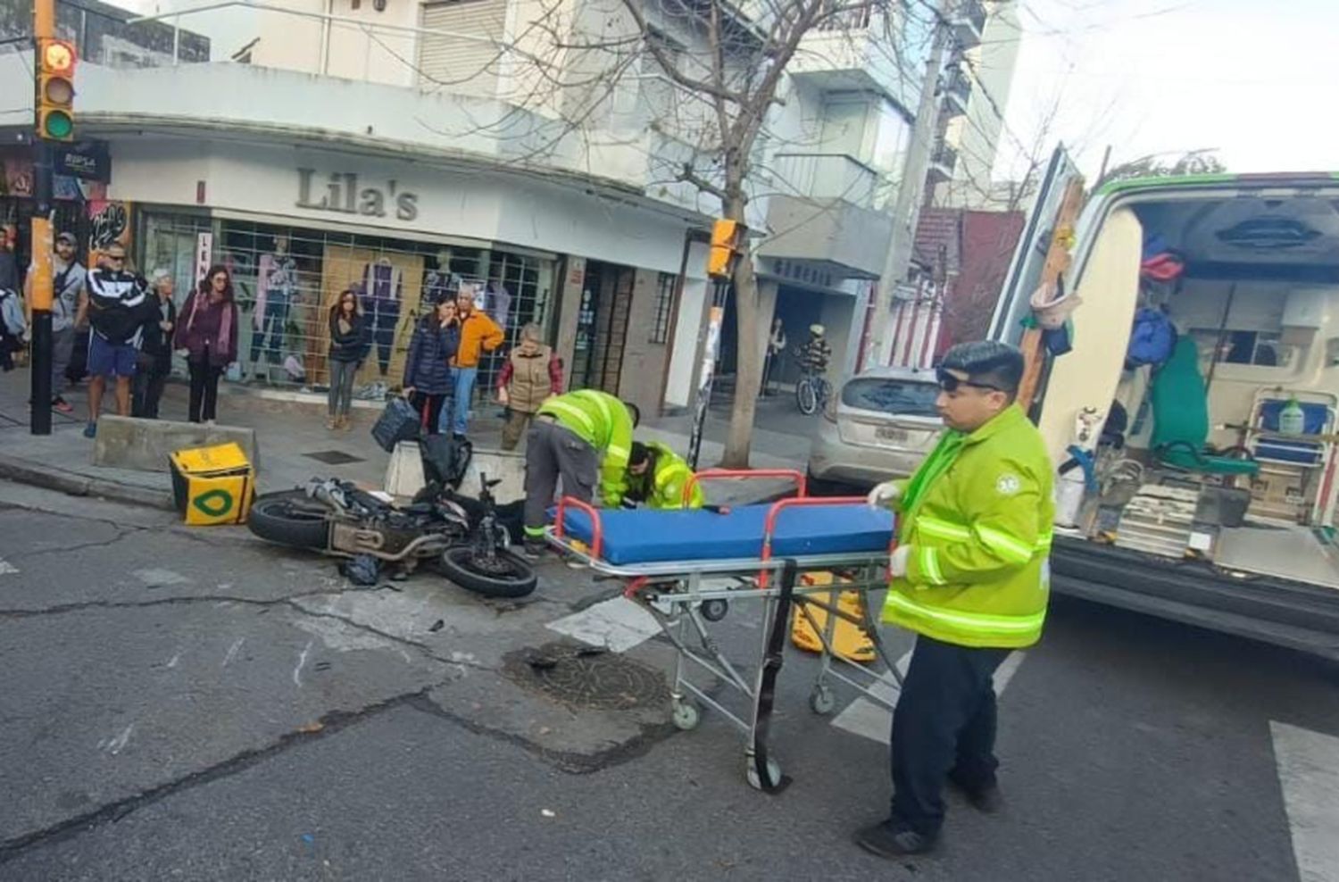 Una mujer chocó a un repartidor y se fugó: lograron capturarla