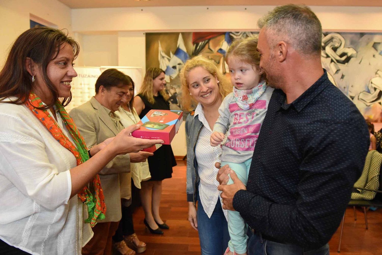Ituzaingó: Entregaron tablets con un software de comunicación alternativa a niños con discapacidad