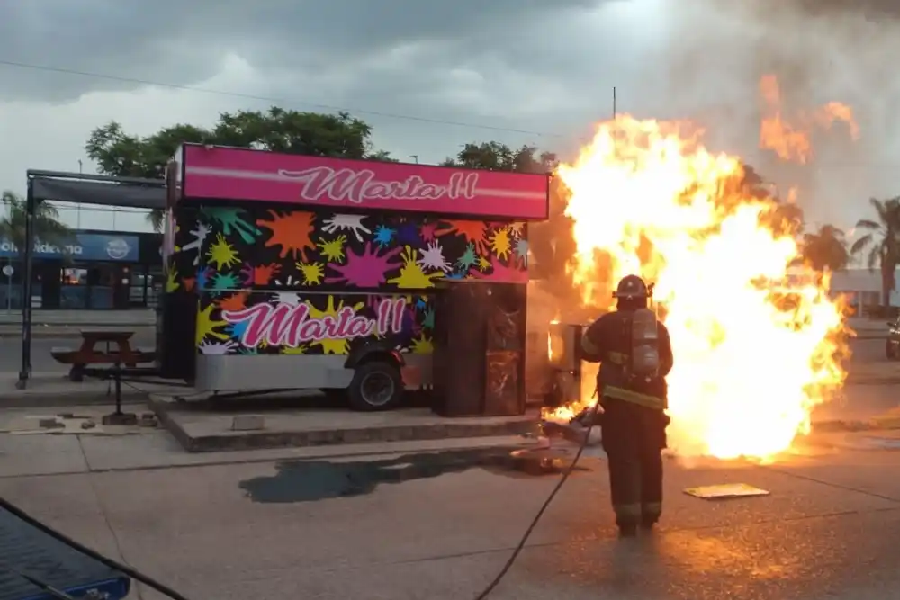 Tensión en La Florida por un incendio intencional en un baño químico junto a un carrito con garrafas de gas