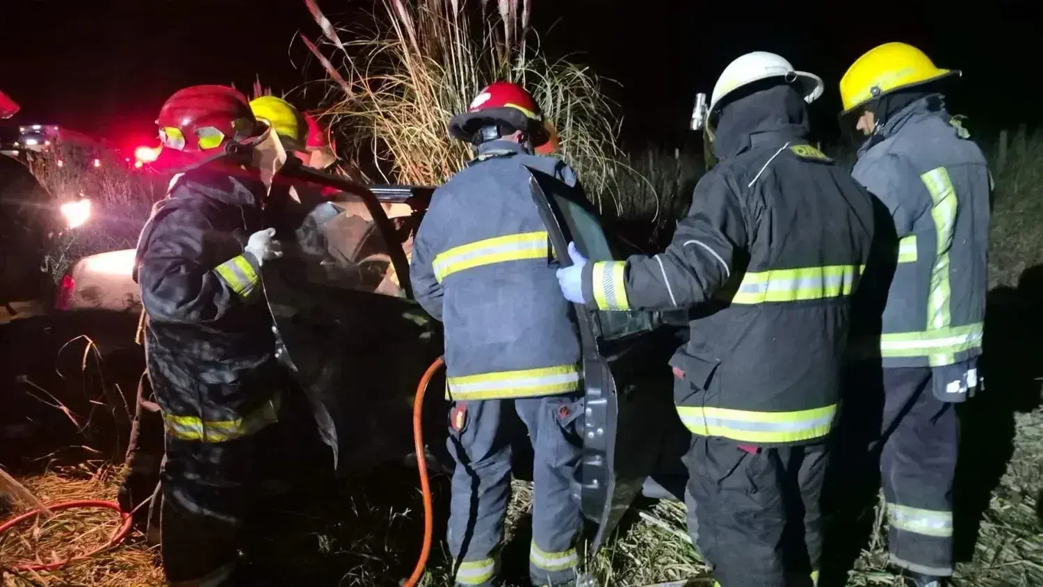 El camionero habría invadido el carril y embistió al remise