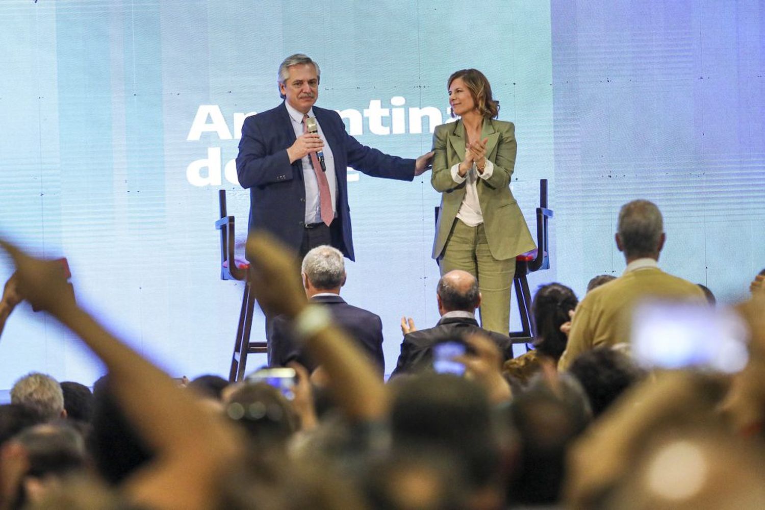 En La Plata, Alberto Fernández llamó a “dar vuelta la página negra” del macrismo