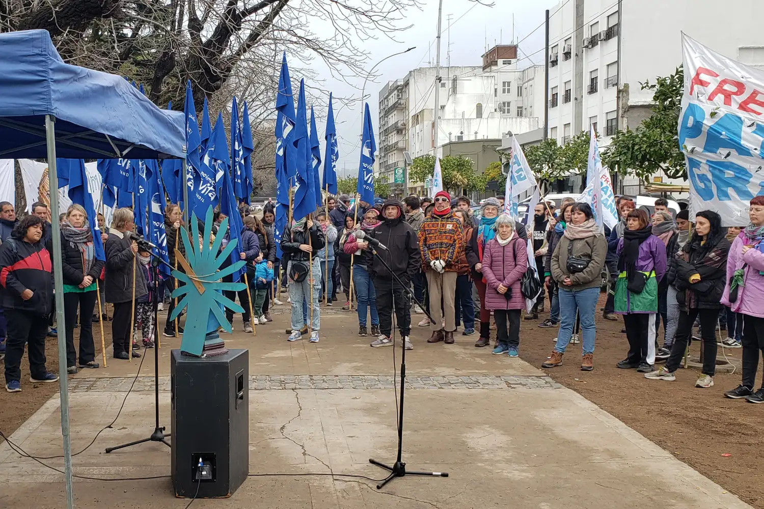 "Hay trabajadores en blanco con un salario por debajo de la línea de la pobreza, lo que lleva a que estén acercándose a un comedor cuando nunca lo hacían”, plantearon en la convocatoria.