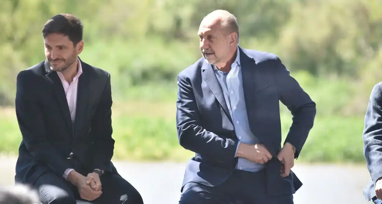 El gobernador electo Maximiliano Pullaro conversa con la gestión saliente que el día de su asunción. Créditos: Mauricio Garín