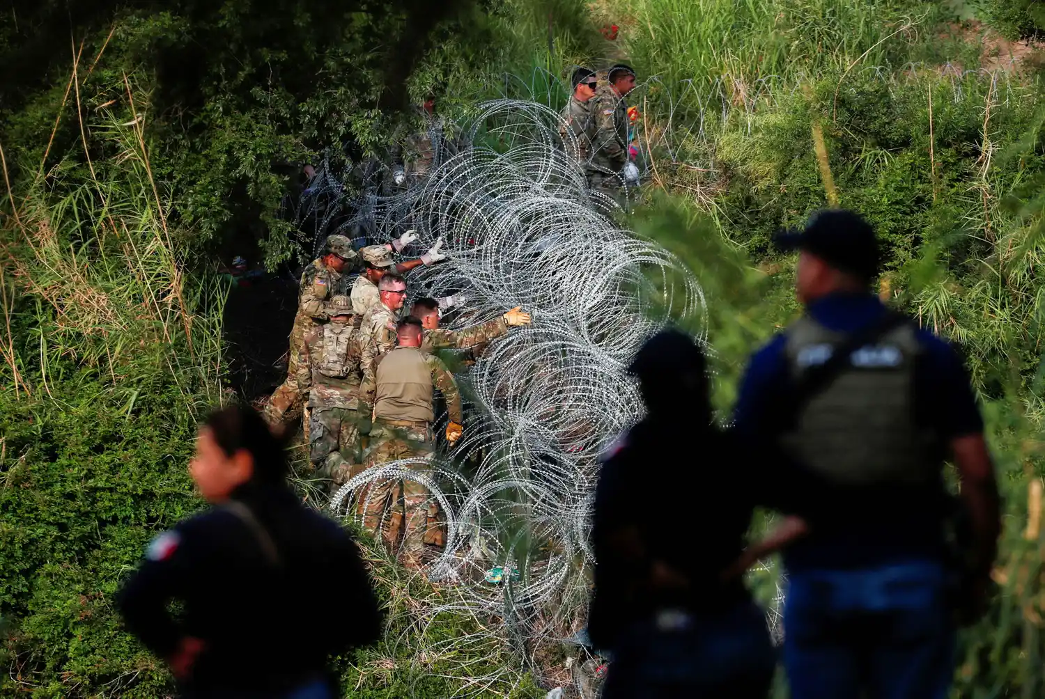 Soldados de la Guardia Nacional de Texas colocaron más alambre de púas en las orillas del río Bravo.