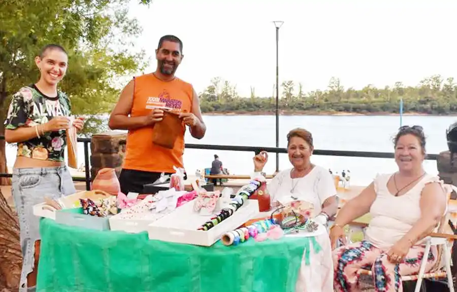 Se puso en marcha la feria “Paseo del Río” en la Costanera