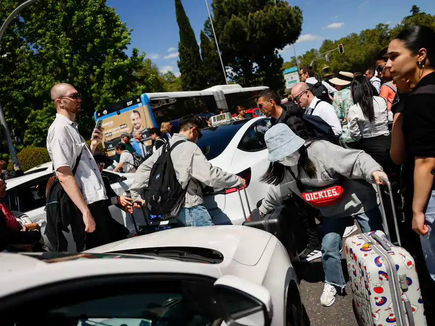 Técnicos trabajan para restablecer los servicios.