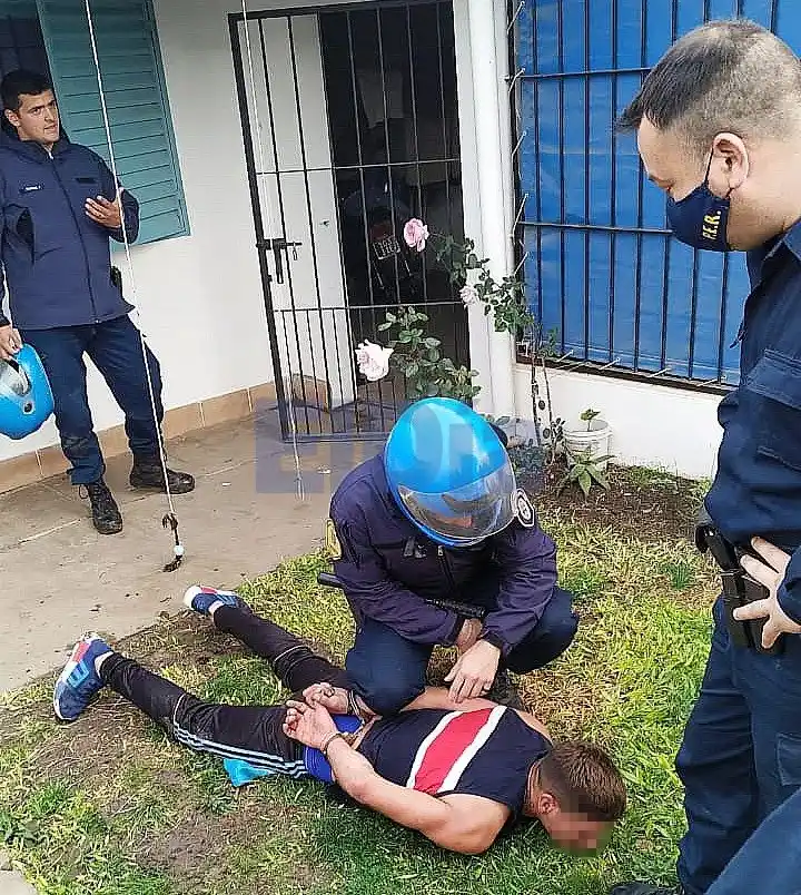  Vecinos atraparon a un sujeto que escapaba corriendo por los techos 