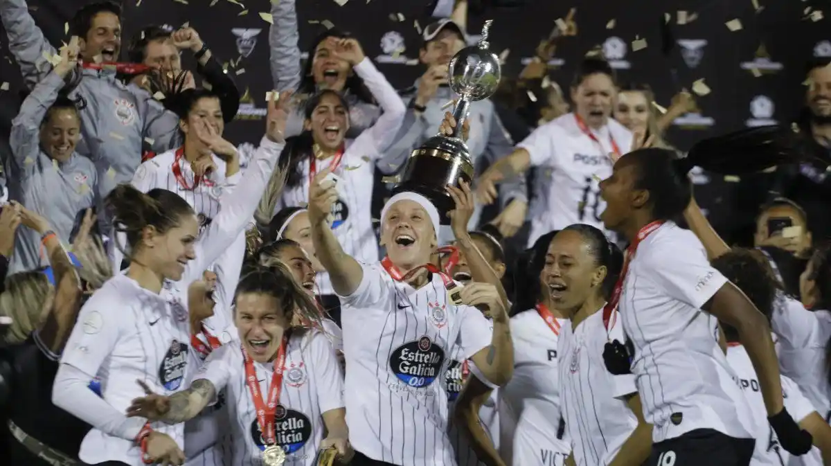 Idas y vueltas de la Conmebol con el fútbol femenino