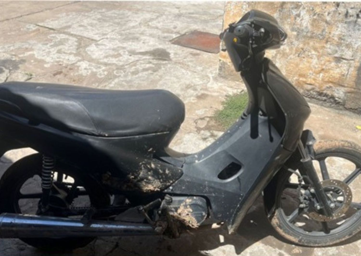 Chocó y le secuestraron la moto porque era robada