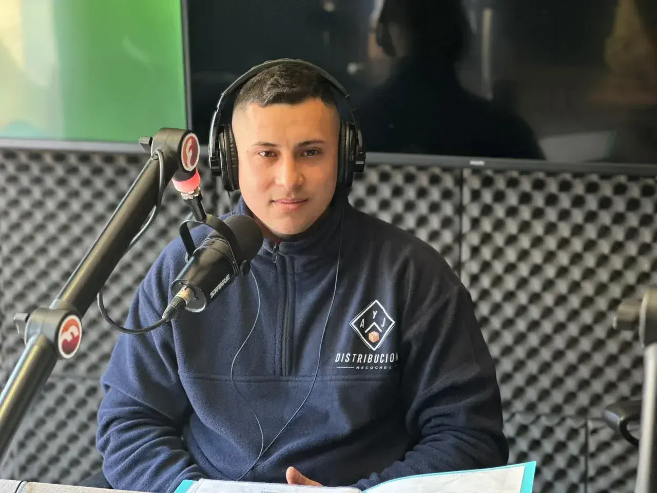 Agustín Molina, fundador de A y J Distribuciones, durante la entrevista en Ecos Radio.