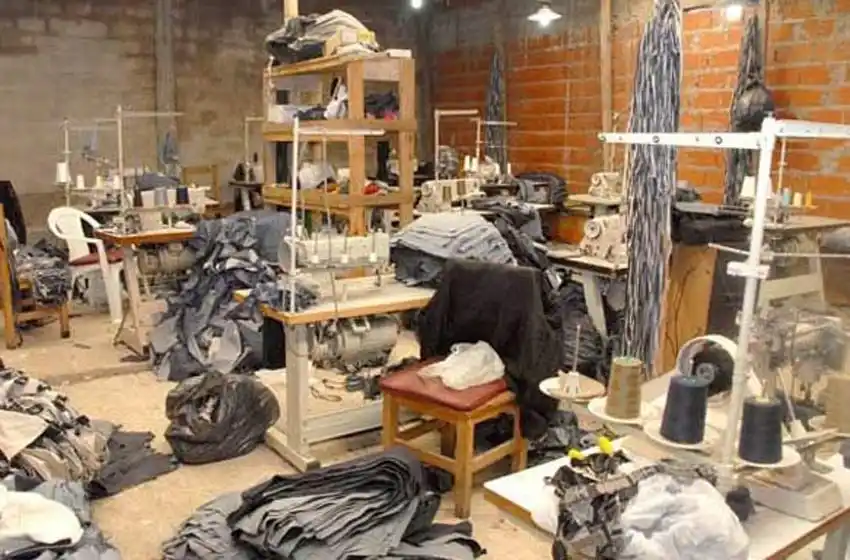 Secuestraron máquinas industriales y prendas de jean de un taller clandestino