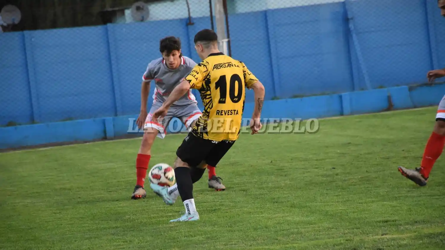 Mink con la pelota al pie. El 10 fue de las figuras de Olimpo (GENTILEZA LAVERDADAYACUCHO.COM.AR)