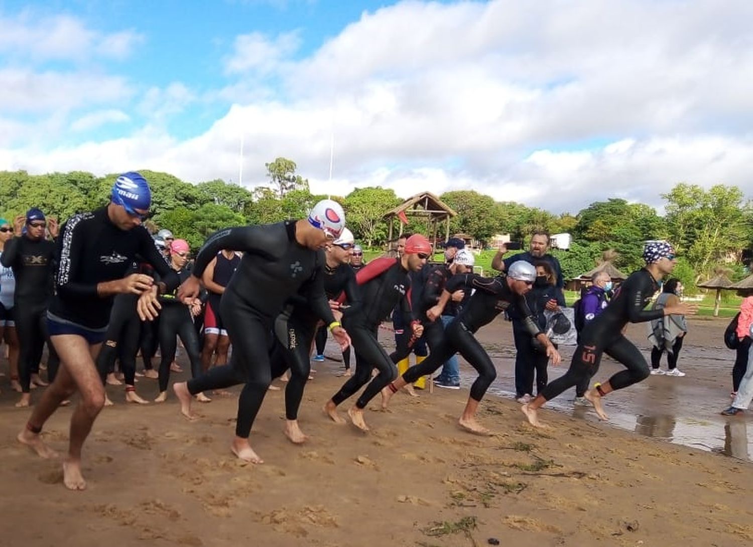 Triatlón San Pedro: Diego Lapola y Yanina Minaglia lideraron en Vuelta de Obligado, donde participó un exfutbolista profesional