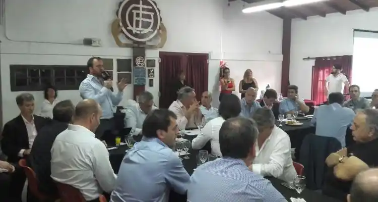 Ministros bonaerenses con intendentes en una reunión en Lanús