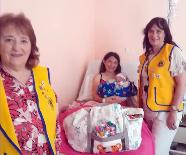 Ajuar. El Club de Leones le hizo entrega del ajuar a su mamá