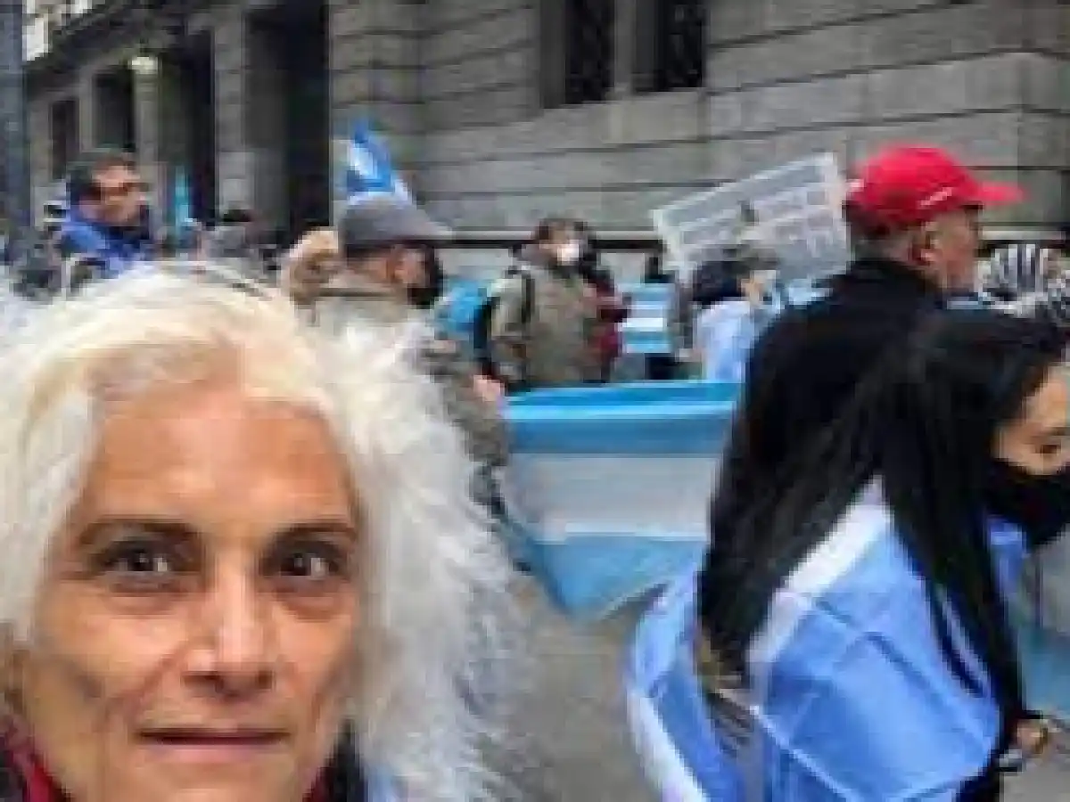 Amenazas a Cristina Kirchner: allanaron la casa del Coco Basile en búsqueda de su hija, Sabrina