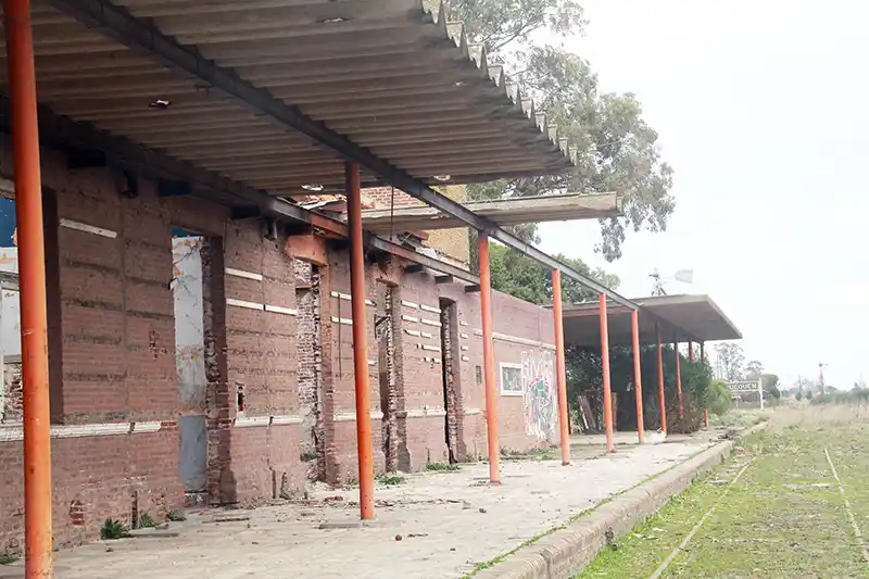 La estación de trenes de Quequén aguarda un rescate cada vez más difícil de alcanzar