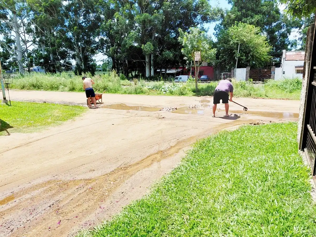 Reclaman una solución por una pérdida de agua potable en el barrio El Triángulo