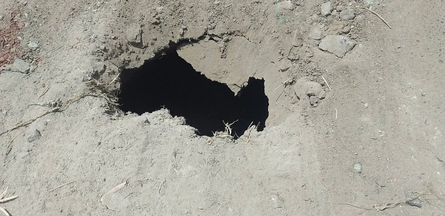 Reclamos por un pozo en Liniers y Benefactoras Sampedrinas