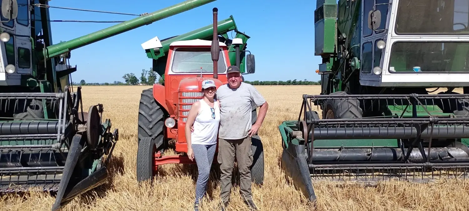 César Cignetti y Stella Vallejos, de San Vicente | Pasión por los fierros y el campo: recuperó  dos cosechadoras de los ’70 y las usa cada campaña junto a su esposa
